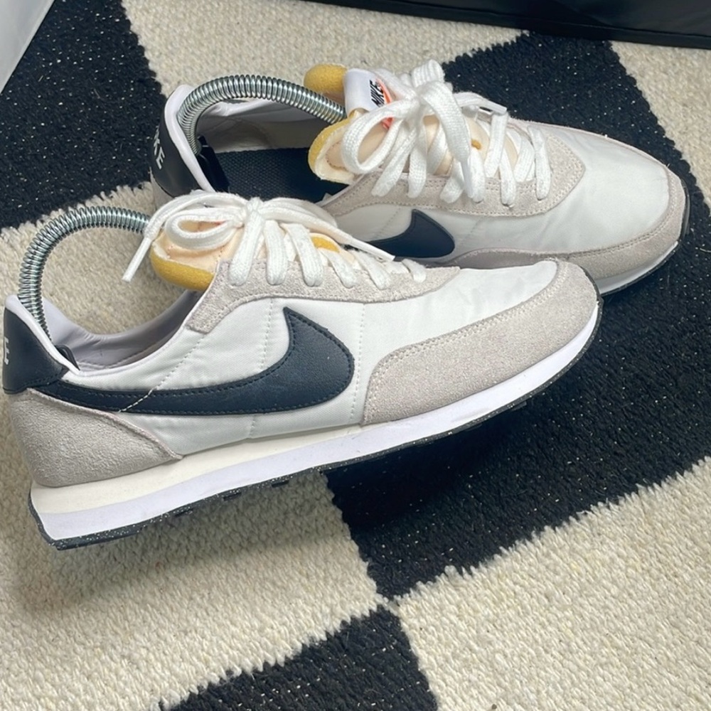 Nike Waffle Trainer 2 Summit Classic White
Black Unisex Size 7Y women’s 8.5